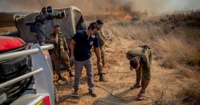 Two IDF Gaza strikes when Hamas adds rocket fire to balloons. Israeli man injured